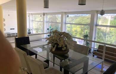 Imagem: A casa em condomínio possui 4 Dormitórios, 2 Suítes, 6 Banheiros