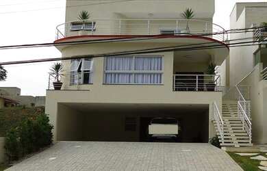 Imagem: A casa em condomínio possui 3 Dormitórios, 3 Suítes, 4 Banheiros