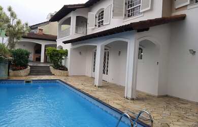 Imagem: A casa possui 5 Dormitórios, 2 Suítes, 4 Banheiros, 3 Vagas