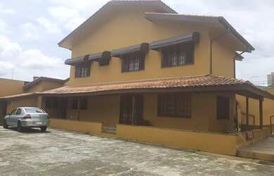 Imagem: A casa possui 3 Dormitórios, 3 Suítes, 3 Banheiros, 2 Vagas