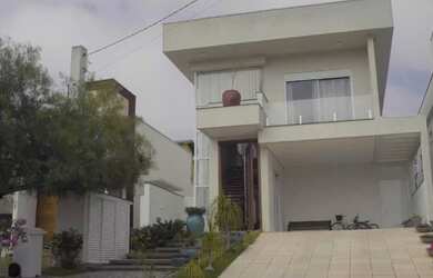 Imagem: A casa em condomínio possui 4 Dormitórios, 2 Suítes, 5 Banheiros