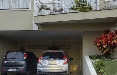 Imagem: A casa possui 3 Dormitórios, 1 Suíte, 4 Banheiros, 4 Vagas