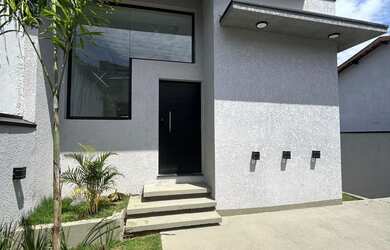 Imagem: A casa possui 3 Dormitórios, 1 Suíte, 2 Banheiros, 3 Vagas