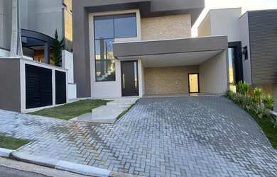 Imagem: A casa em condomínio possui 3 Dormitórios, 3 Suítes, 4 Banheiros