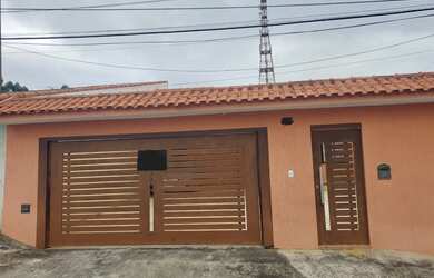 Imagem: A casa possui 3 Dormitórios, 1 Suíte, 3 Banheiros, 6 Vagas