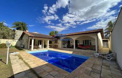 Imagem: A casa possui 4 Dormitórios, 3 Suítes, 6 Banheiros, 8 Vagas