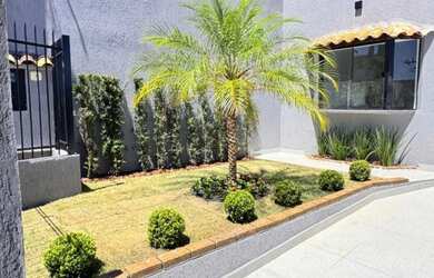 Imagem: A casa possui 3 Dormitórios, 1 Suíte, 2 Banheiros, 4 Vagas