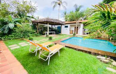 Imagem: A casa possui 4 Dormitórios, 2 Banheiros, 3 Vagas na garagem