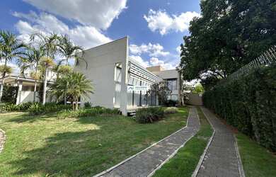 Imagem: A casa em condomínio possui 4 Dormitórios, 4 Suítes, 6 Banheiros