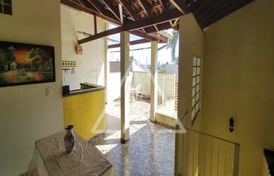 Imagem: A casa possui 3 Dormitórios, 3 Banheiros, 4 Vagas na garagem