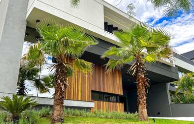 Imagem: A casa em condomínio possui 4 Dormitórios, 4 Suítes, 6 Banheiros