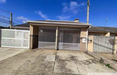 Imagem: A casa possui 2 Dormitórios, 1 Banheiro, 2 Vagas na garagem