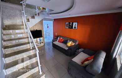 Imagem: A casa possui 3 Dormitórios, 3 Suítes, 4 Banheiros, 2 Vagas