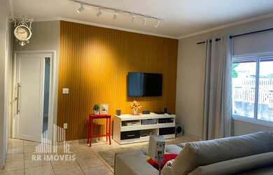 Imagem: A casa possui 3 Dormitórios, 1 Suíte, 2 Banheiros, 4 Vagas