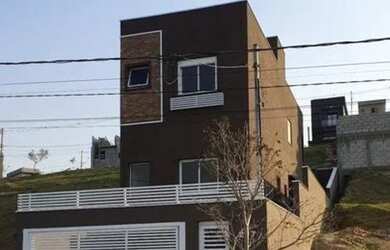 Imagem: A casa em condomínio possui 3 Dormitórios, 1 Suíte, 3 Banheiros