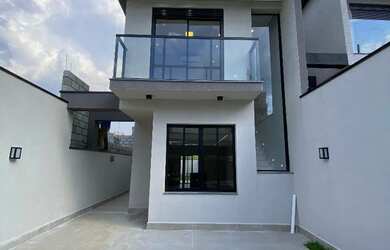 Imagem: A casa em condomínio possui 3 Dormitórios, 3 Suítes, 4 Banheiros