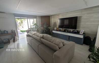 Imagem: A casa em condomínio possui 4 Dormitórios, 4 Suítes, 6 Banheiros