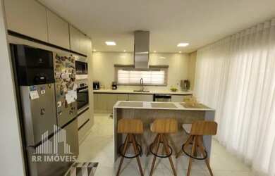 Imagem: A casa em condomínio possui 5 Dormitórios, 3 Suítes, 5 Banheiros