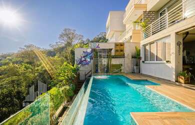 Imagem: A casa em condomínio possui 4 Dormitórios, 4 Suítes, 6 Banheiros