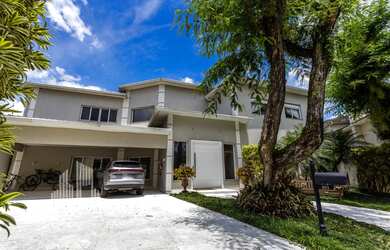 Imagem: A casa em condomínio possui 4 Dormitórios, 4 Suítes, 8 Banheiros