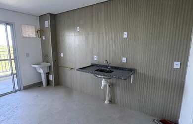 Imagem: O apartamento possui 2 Dormitórios, 1 Banheiro, 1 Vaga na garagem