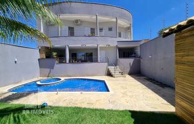 Imagem: A casa possui 3 Dormitórios, 3 Suítes, 5 Banheiros, 4 Vagas