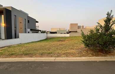 Imagem: O terreno à venda possui 2 Dormitórios, 1 Suíte, 2 Banheiros