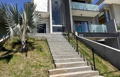 Imagem: A casa em condomínio possui 4 Dormitórios, 1 Suíte, 4 Banheiros