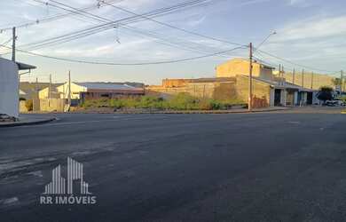 Imagem: O terreno possui 2 Dormitórios, 1 Suíte, 2 Banheiros, 5 Vagas