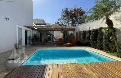 Imagem: A casa possui 3 Dormitórios, 2 Suítes, 3 Banheiros, 2 Vagas