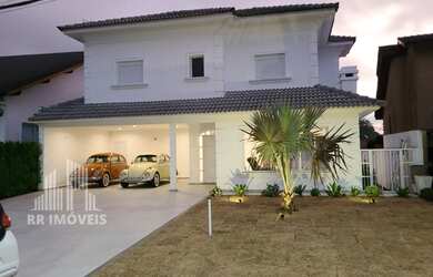 Imagem: A casa em condomínio possui 4 Dormitórios, 4 Suítes, 6 Banheiros