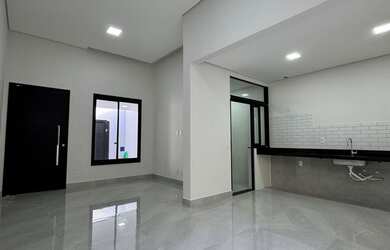 Imagem: A casa possui 3 Dormitórios, 1 Suíte, 2 Banheiros, 2 Vagas