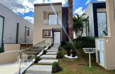 Imagem: A casa em condomínio possui 3 Dormitórios, 3 Suítes, 5 Banheiros