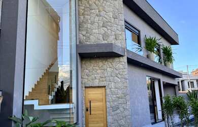 Imagem: A casa em condomínio possui 3 Dormitórios, 3 Suítes, 4 Banheiros