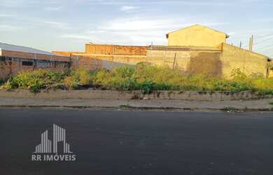 Imagem: O terreno possui 2 Dormitórios, 1 Suíte, 2 Banheiros, 5 Vagas