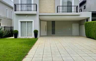 Imagem: A casa em condomínio possui 4 Dormitórios, 4 Suítes, 6 Banheiros