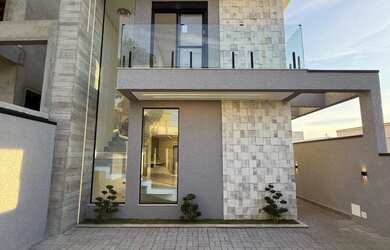 Imagem: A casa em condomínio possui 3 Dormitórios, 3 Suítes, 4 Banheiros