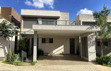 Imagem: A casa em condomínio possui 3 Dormitórios, 3 Suítes, 4 Banheiros