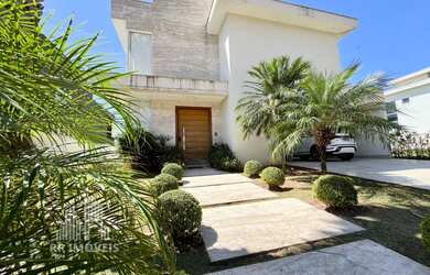 Imagem: A casa em condomínio possui 4 Dormitórios, 4 Suítes, 6 Banheiros