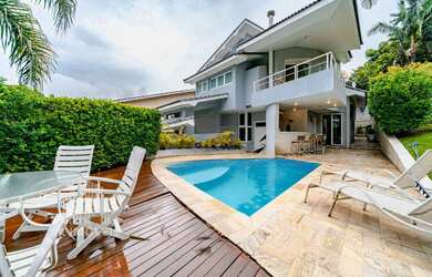 Imagem: A casa em condomínio possui 4 Dormitórios, 4 Suítes, 6 Banheiros