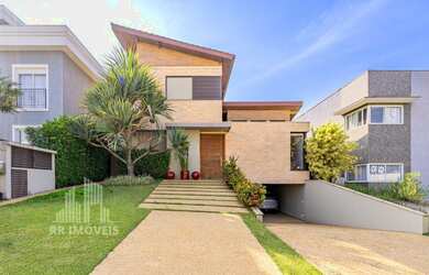 Imagem: A casa em condomínio possui 4 Dormitórios, 3 Suítes, 4 Banheiros