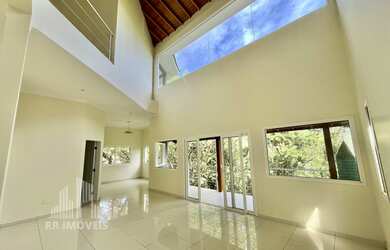 Imagem: A casa em condomínio possui 4 Dormitórios, 1 Suíte, 4 Banheiros