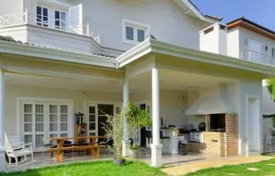 Imagem: A casa em condomínio possui 4 Dormitórios, 2 Suítes, 4 Banheiros