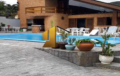 Imagem: A casa possui 4 Dormitórios, 1 Suíte, 4 Banheiros, 735m²