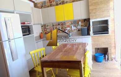 Imagem: A casa em condomínio e possui 2 Dormitórios, Suítes, 1 Banheiro