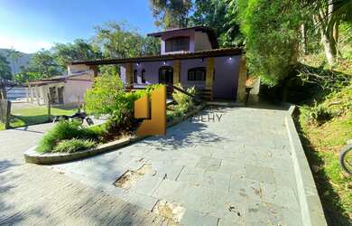 Imagem: A casa possui 4 Dormitórios, 2 Suítes, 3 Banheiros, 4 Vagas