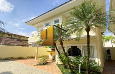 Imagem: A casa em condomínio possui 4 Dormitórios, 4 Suítes e está