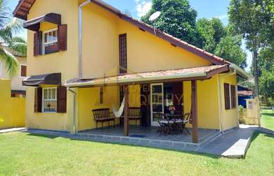 Imagem: A casa possui 3 Dormitórios, 2 Banheiros, 3 Vagas na garagem