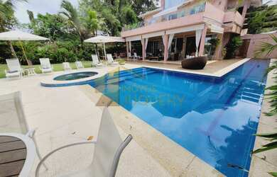 Imagem: A casa possui 6 Dormitórios, 6 Suítes, 8 Banheiros, 4 Vagas