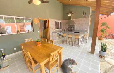 Imagem: A casa possui 3 Dormitórios, 2 Suítes, 4 Banheiros, 5 Vagas